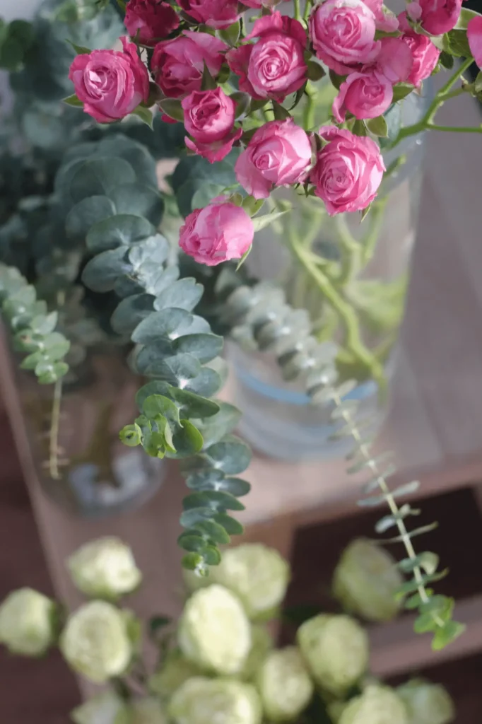 Mix de fleurs roses et eucalyptus