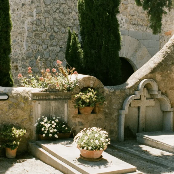 Fleurissement de tombes avec pot de fleurs